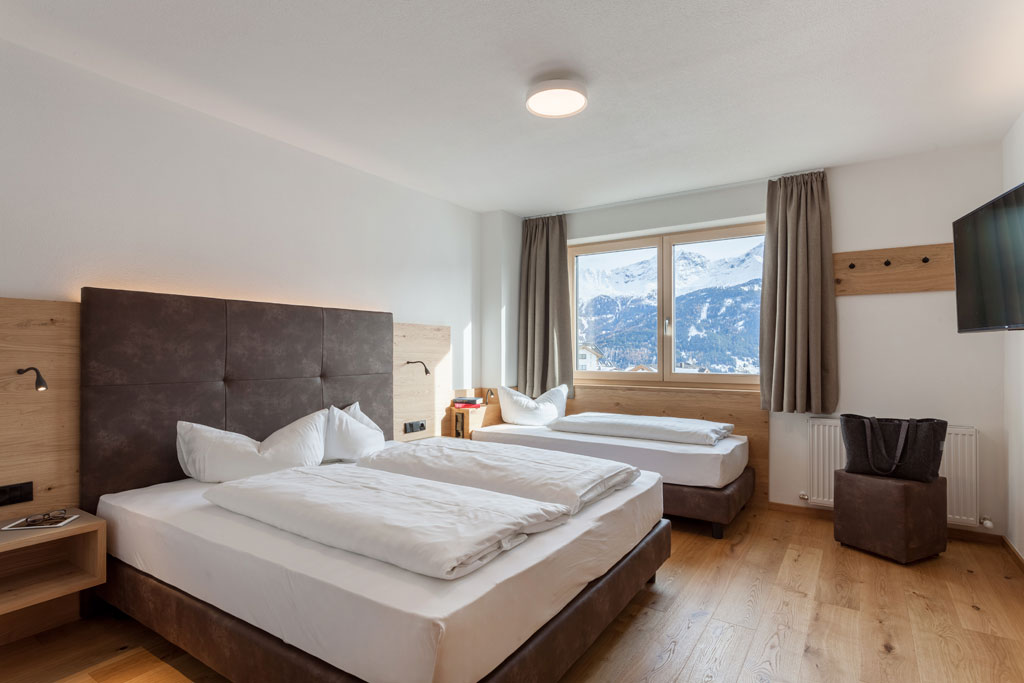 12 Hotel Dreisonnenhof Fiss Apart 3 Sonnen 2 Schlafzimmer