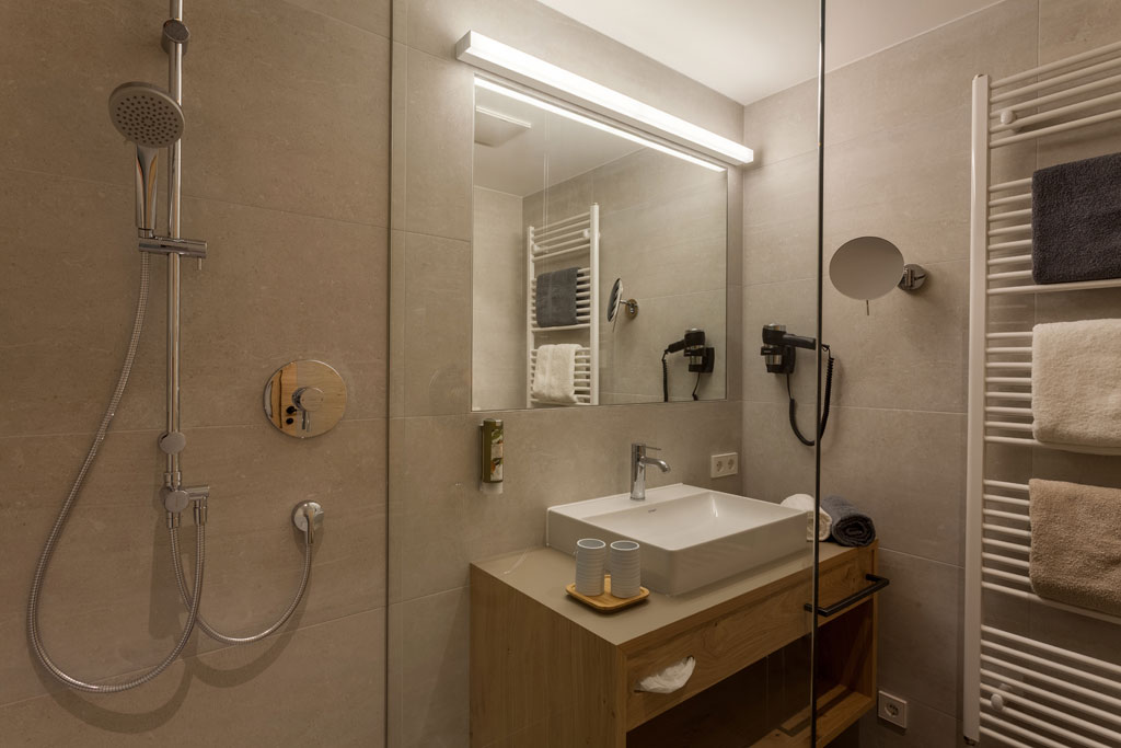 4 Hotel Dreisonnenhof Fiss Apart 2 Sonnen Badezimmer
