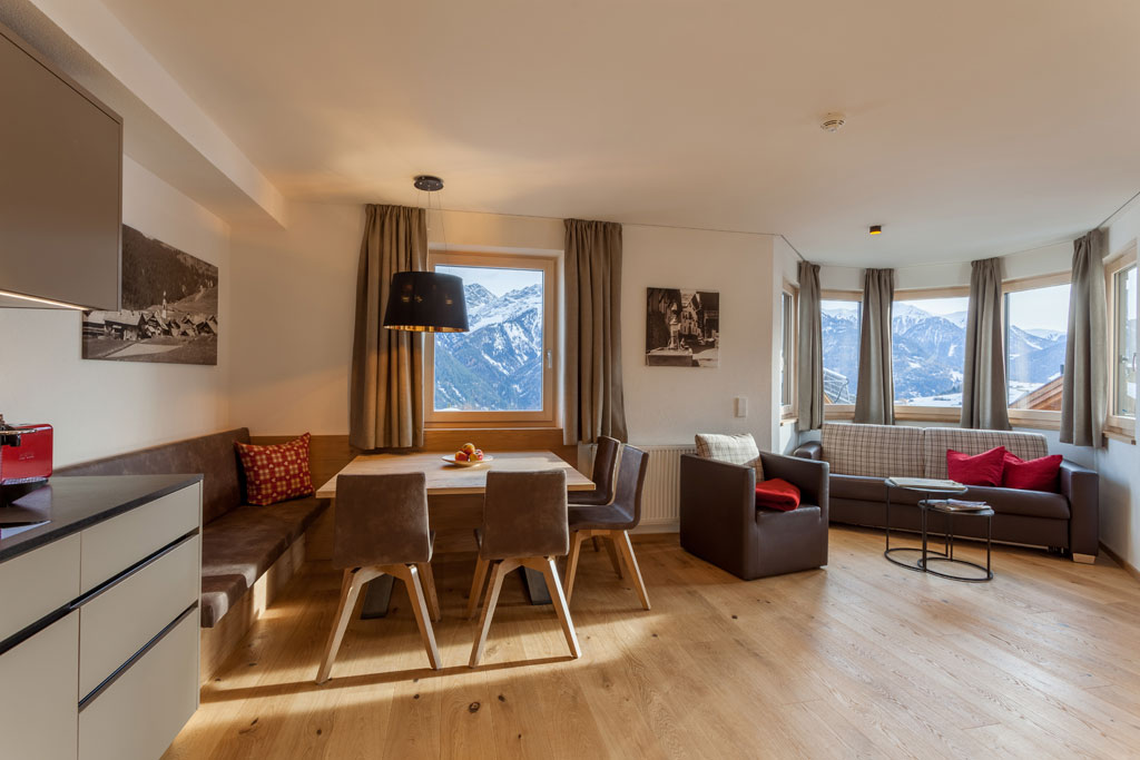 1 Hotel Dreisonnenhof Fiss Apart 3 Sonnen 4 Wohnkueche