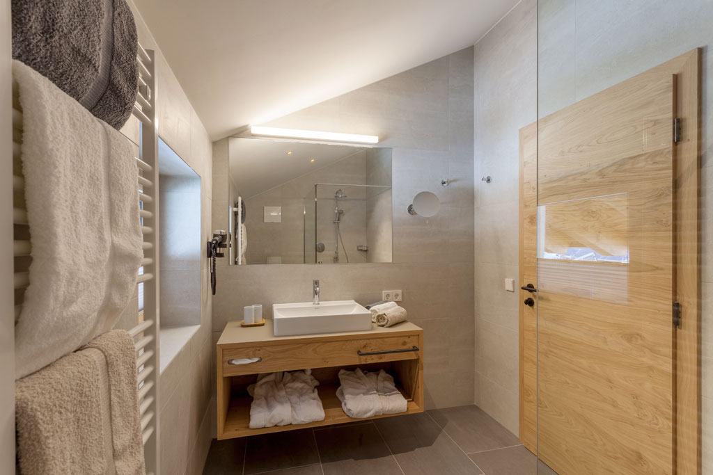5 Hotel Dreisonnenhof Fiss Apart 3 Sonnen 8 Badezimmer