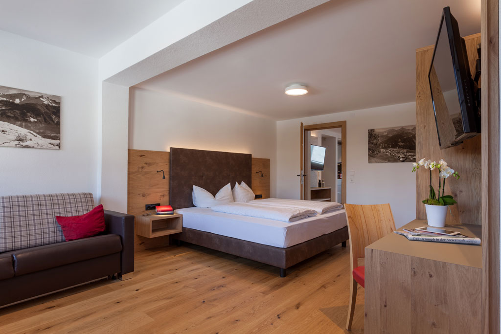 4 Hotel Dreisonnenhof Fiss Apart Schoenjoechlschlafzimmer