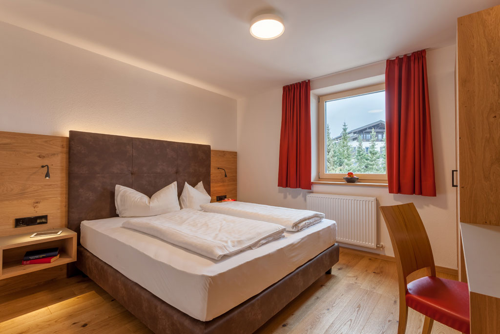4 Hotel Dreisonnenhof Fiss Apart Tirolschlafzimmer